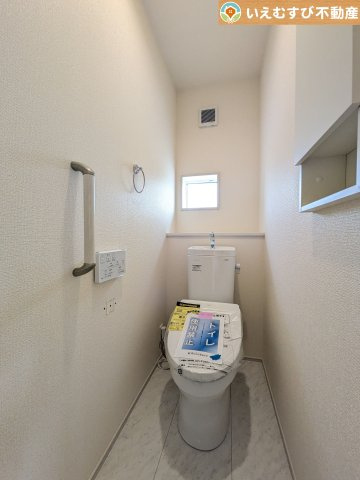 シンプルで清潔感のあるトイレ　窓付きで明るく、お掃除しやすいシンプルな空間♪