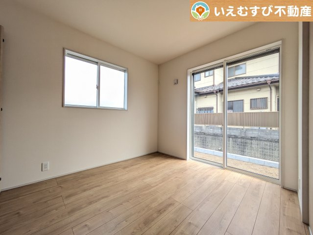 2面採光で明るい居室　たっぷりの採光で自然光の差し込む明るいお部屋！新生活を想像すると楽しみが増しますね♪