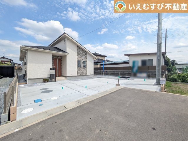 3台以上駐車可能なゆとりのカースペース　複数台車をお持ちでも、お友達が遊びに来てもゆとりの駐車スペース！