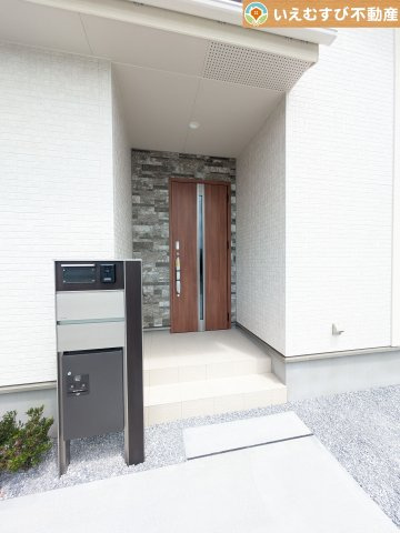 落ち着いた色づかいのエントランス　駐車場からアクセスの良いエントランス。雨の日や荷物が多くても安心の動線♪
