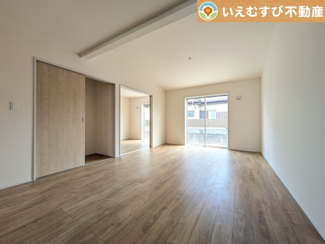 ご家族みんながゆったりくつろげるリビング　ゆとりの空間でくつろいだり遊んだり、家族の時間が楽しみですね♪