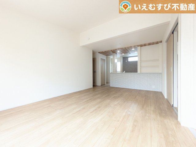 開放感と家族との距離感にこだわったＬＤＫ　採光たっぷりのリビングで休日には家族みんなでくつろげそうですね♪