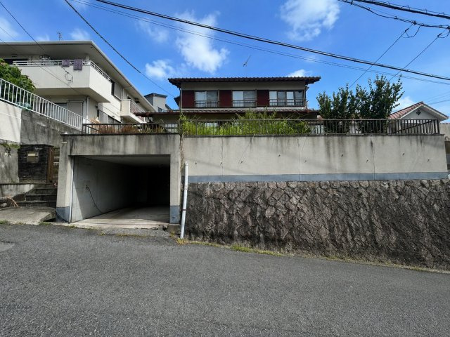 シャッター付きガレージを備え、大切なお車を雨風や紫外線から守ります。門扉付きのアプローチはプライバシーや防犯面にも配慮。高台ならではの開放感と落ち着いた住環境が魅力の戸建住宅です。