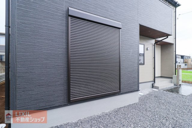 【防犯設備】現地完成写真。1階リビングには雨風の強い日にも役立つ防犯シャッターがついています。