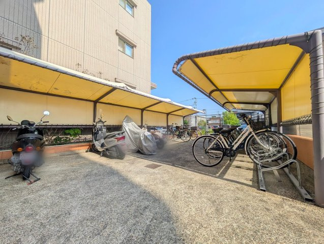 駐輪場、バイク置き場です。屋根付きなので大切な自転車やバイクが雨に濡れにくくなっています。