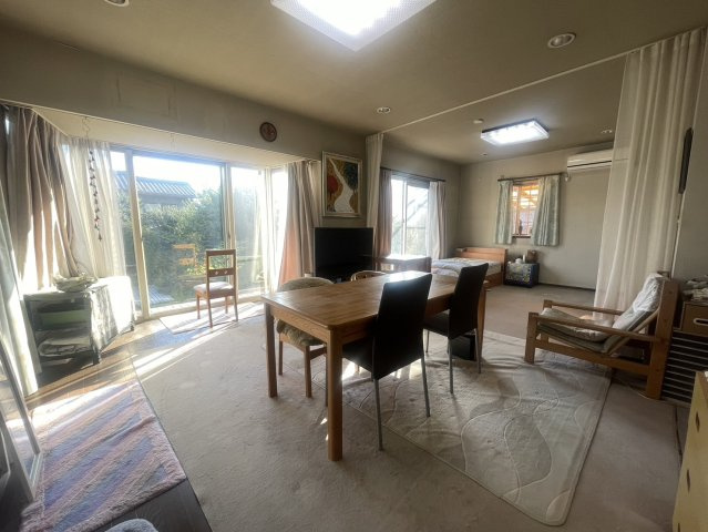 南向きの約14帖リビングは、大きな窓から光がたっぷり差し込む明るい空間。テラスへ直接アクセスでき、ガーデンライフも満喫できます。家族団らんや来客時もゆとりを持って過ごせる心地よい間取りです。