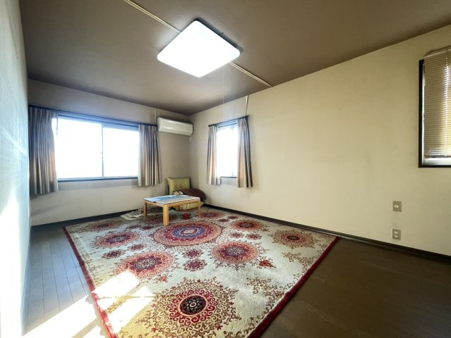 2階の約6.8帖洋室は、2面採光で明るく風通しの良い空間。ゆとりある広さで、寝室や主寝室としてもおすすめです。奥にはウォークインクローゼットを備えており、衣類や季節物もすっきり収納できます。