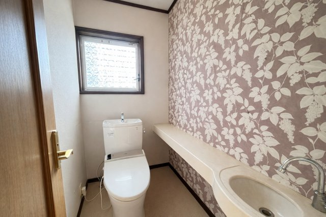 2階にもトイレを完備しており、朝の混み合う時間帯も安心。窓付きで換気がしやすく、清潔感を保てます。手洗いカウンター付きで使い勝手も良好。アクセントクロスが空間をおしゃれに演出しています。