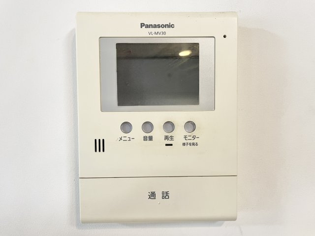 モニターインターホン！声だけでなく来訪者の姿や顔がモニターで確認できるので、小さなお子様がいらっしゃるご家庭でも安心できます！