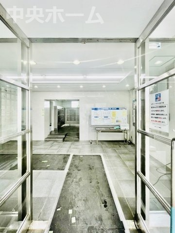 【エントランス】マンションのエントランスは、その物件の印象を決める、顔とも言える場所です。毎日通る場所ですからきれいなのが一番です。エントランス内はオートロックですので暮らしの安全も確保されています。