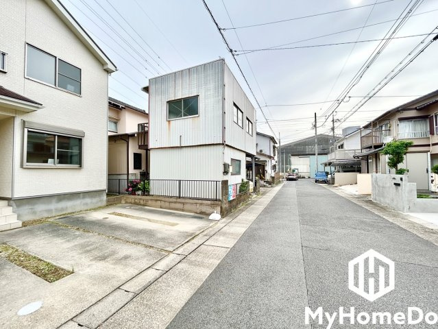前面道路幅員約6.5mとゆったりとした広さがあるのでファミリーカー等の車の出入れも楽にできます