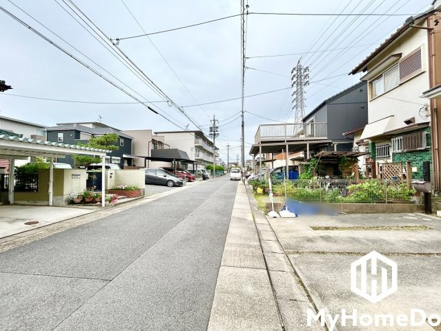 前面道路との高低差がほとんどないので、車の出し入れもスムーズに行えます。