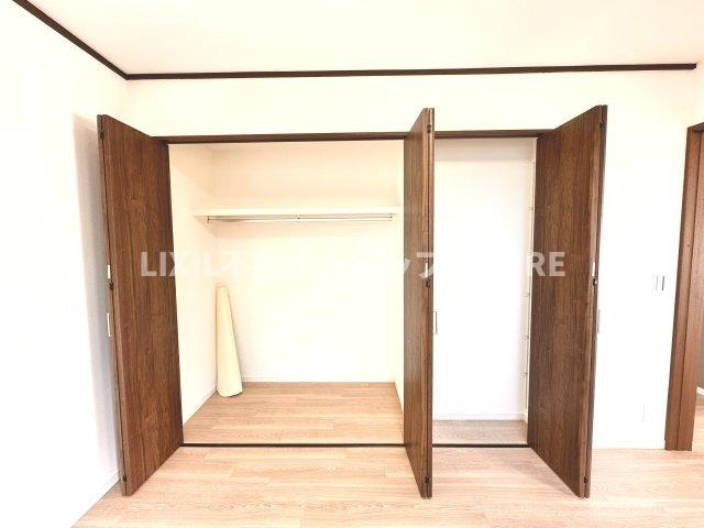 奥行きもあるので、収納ボックスをそのままクローゼットの中へ。部屋にものが出ずスッキリ。