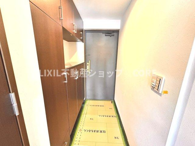 いつも気持ちよくご家族をむかえられるよう、玄関下駄箱収納をフル活用してスッキリとした玄関！　