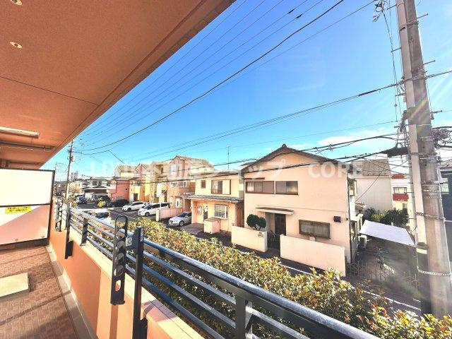 気持ちのいい空が見渡せる広いバルコニー。通風・採光にも優れ、心地よい光と風があふれています。