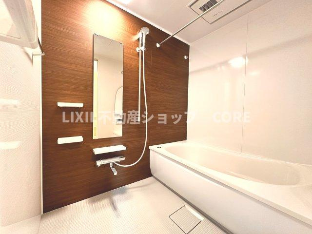 大きなバスタブがくつろぎの空間を演出。浴室乾燥機能も付いておりますので、雨の日のお洗濯も安心です。
