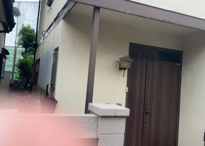 床下換気口は、床下に湿気がこもることを防ぎ、効果的に換気を行うために設置されています。床下換気口が設置されていない建物は、基礎パッキング工法などにより換気を行なっています。詳細は現地でご確認ください。
