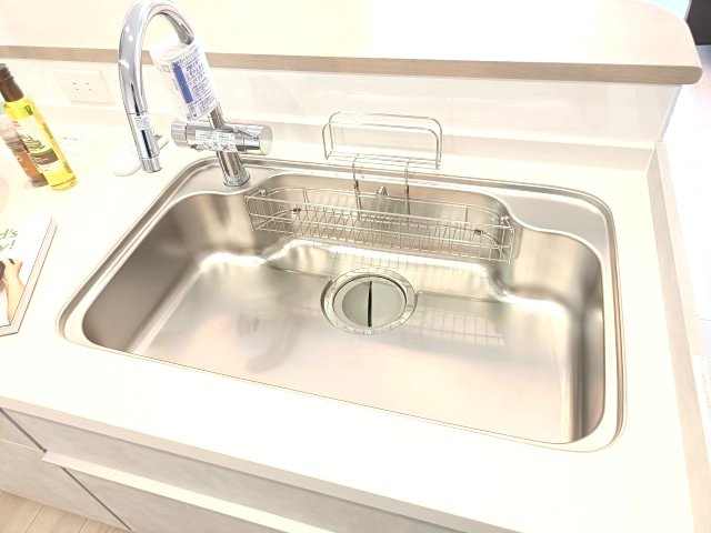 【シンク】　食器洗いもはかどる広々としたシンク。