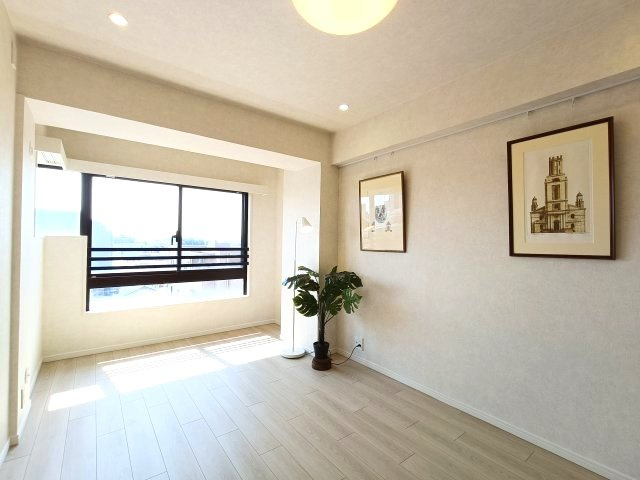 【洋室約6.5帖】　どんな家具にも相性の良いフローリング。お部屋もすっきりと広く見せてくれます。