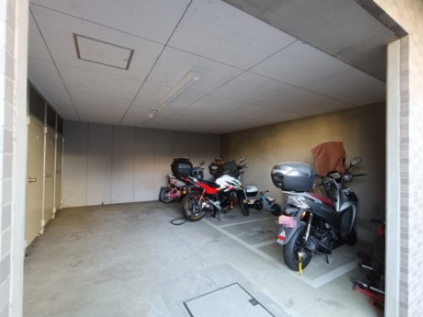 【バイク置き場】