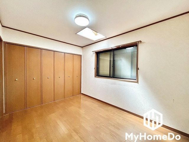 心地よさと快適さを追求した洋室、家族のライフスタイルに寄り添う住まい
