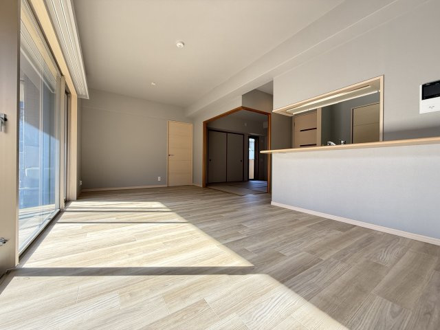 広々としたLDKは、隣接するお部屋の扉を開けて、さらに解放感ある空間に。　