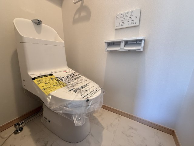 温水洗浄便座付きの清潔感あるトイレは、落ち着いた空間に。　