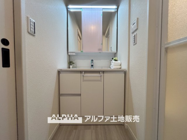 【Laundry　space】　◆ランドリースペース◆広々した空間で雨の日でも十分に洗濯物を乾かすことが出来ます。バスルームには浴室換気乾燥機も付いているので重宝しますね。