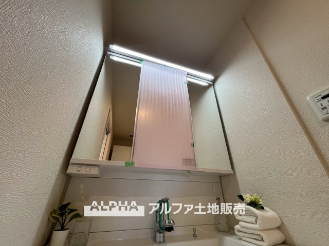 【Powder　room】　◆独立洗面台◆朝の身支度や帰宅後の手洗いも快適に行える独立洗面台。収納スペースも備えており、洗面用品をすっきり整理できる使い勝手の良い空間です。