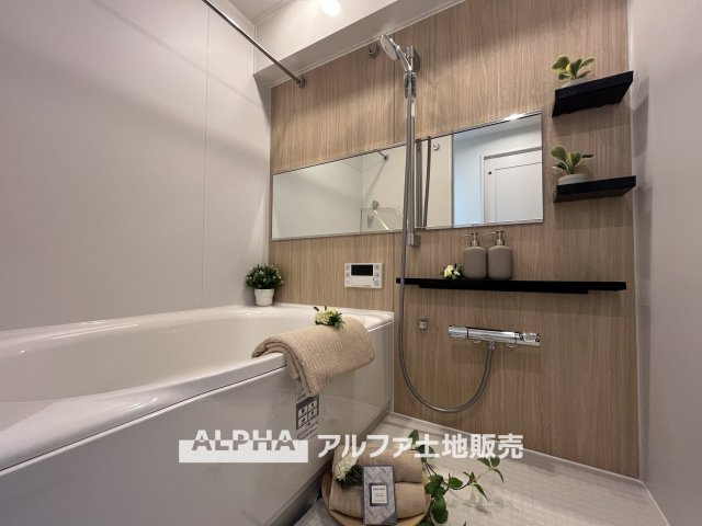 【Relax　bath】　◆バスルーム◆やわらかな照明に包まれた浴室空間。ゆったり湯船に浸かりながら、一日の疲れを癒し、心まで落ち着く時間を過ごせます。