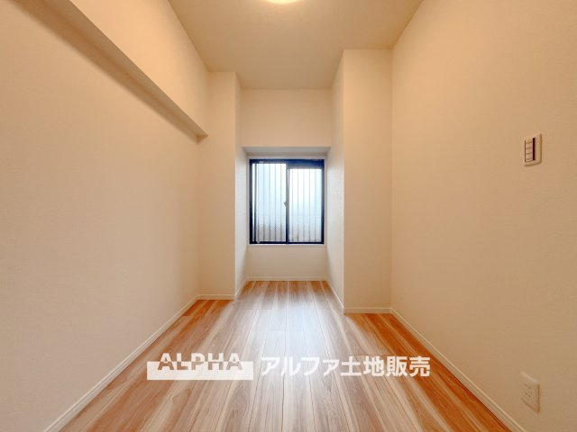 【bright　room】　◆明るさを感じる洋室◆やわらかな光が室内に広がり、日中も快適に過ごせる一室。プライベート空間として落ち着いた時間を過ごせます。