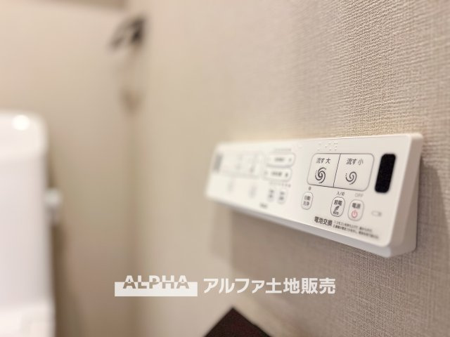 【Warm　water　flush　toilet】　◆温水洗浄便座付きトイレ◆お掃除も楽々。快適に過ごすためには今や欠かせない設備の一つです。壁掛けリモコンで使いやすくいつでも清潔に保てます。