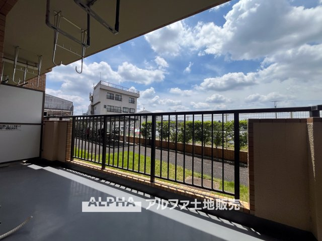 【Sky　Terrace】　◆日常に開放感を◆外へ視線が抜けるバルコニーは、室内に明るさを届けるだけでなく、ちょっとしたリフレッシュ空間としても活躍します。