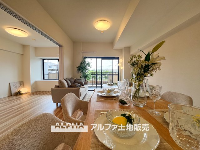 【light　a　living】　◆明るいリビング◆にペイントして君との時間を有意義に過ごしたい。ここでの暮らしは僕たちにとって宝物になる。