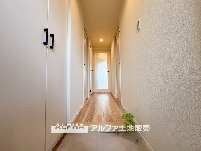 【Welcome　Space】　◆玄関◆帰宅時にほっとできる、穏やかな空気感の玄関。整った空間が日々の切り替えを自然にサポートし、来客時にも好印象を与えます。