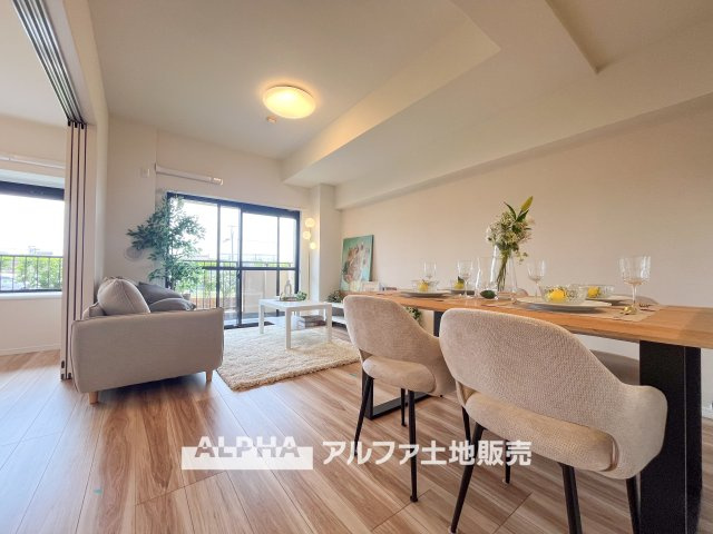【Cherish　the　time】　◆家族との時間は◆リビングで、食卓で、寝室で、どこにいても楽しめる。居心地の良い空間の中で質のいい安らぎを求めたい。