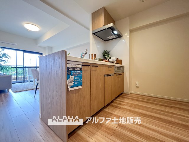 【Timeless　Kitchen】　◆暮らしの真ん中にある場所◆毎日の食事も、何気ない会話も自然と集まるキッチンスペース。空間に調和するデザインが、過ごす時間そのものを心地よく変えてくれる。　