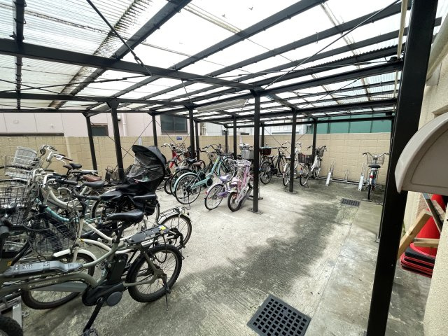 屋根付きの駐輪場で、サビや汚れの心配も不要。　