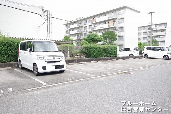 【新金岡第六次住宅10棟の敷地内駐車場】