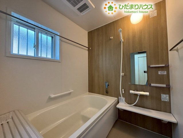 足を伸ばしてゆったりと寛げる広々とした一坪サイズの浴室です!木目調のアクセントパネルが癒やしの空間を演出します♪お子様と一緒に入浴しても狭さを感じず、一日の疲れを心地よくリフレッシュできます!