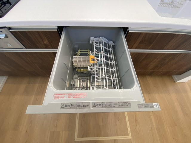 ビルトインタイプで、キッチンと同じカラーにすることにより一体感を持たせることができます。乾燥機能が備わっているため家事の時間が短縮できます。　