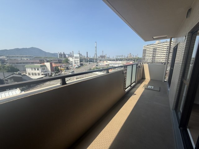 南向きなので、明るく日当たり良好なバルコニーです