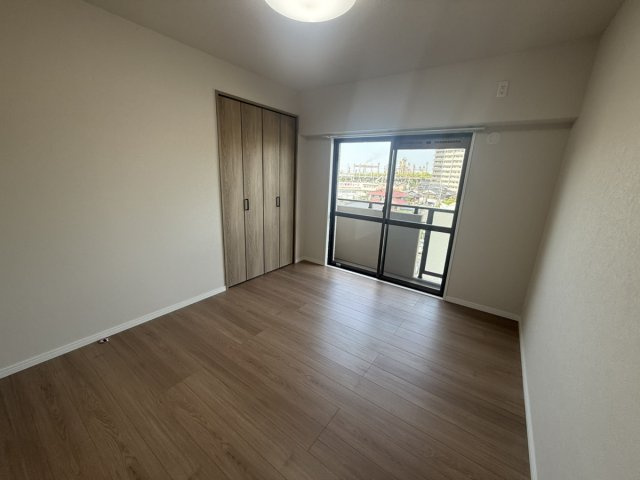 明るいバルコニー付きの洋室です