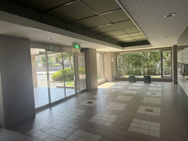 エントランスは広々とした空間です