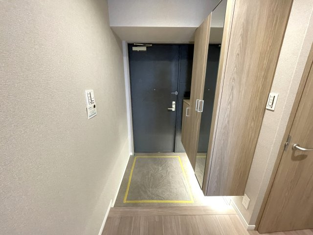 人感センサーのライト付きで、いつでも明るく迎えてくれる玄関。
