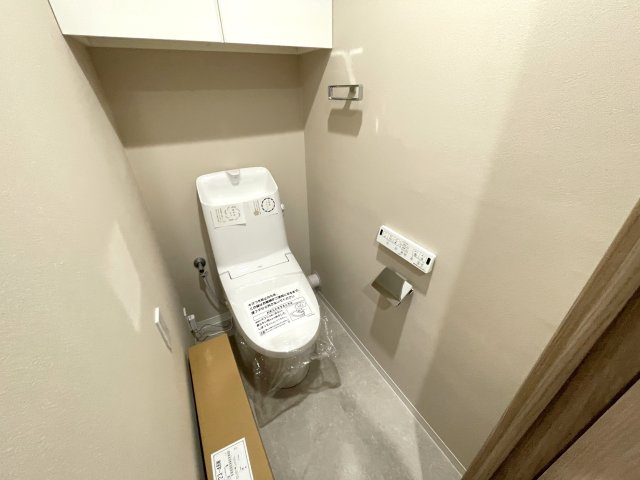収納棚が設置されており、床にストックを置く必要がなく掃除も楽々。