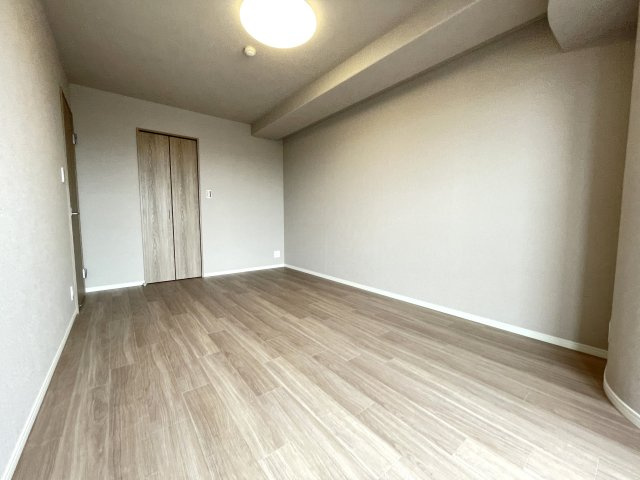 ウォークインクローゼットのある洋室。どんなデザインでも調和しやすく、自分らしい空間づくりが楽しめます。