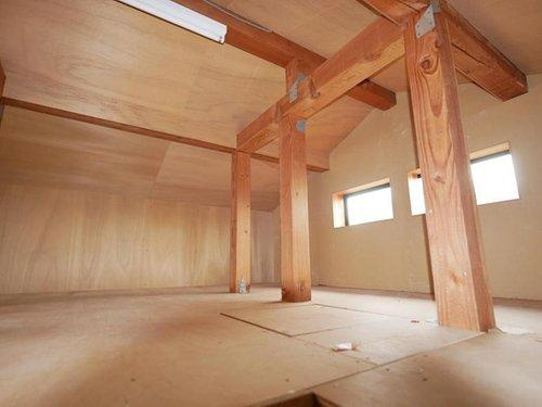 屋根裏収納内部