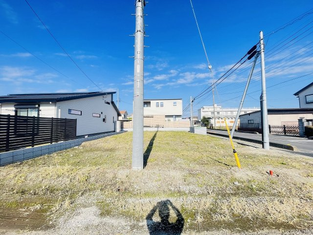 南東北東角地で陽当り良好・開放感のある立地です！敷地約65坪、お庭や駐車スペースも広く確保できるゆとりの住環境。理想の間取りやデザインでマイホームはいかがでしょうか。お気軽にお問い合わせください。