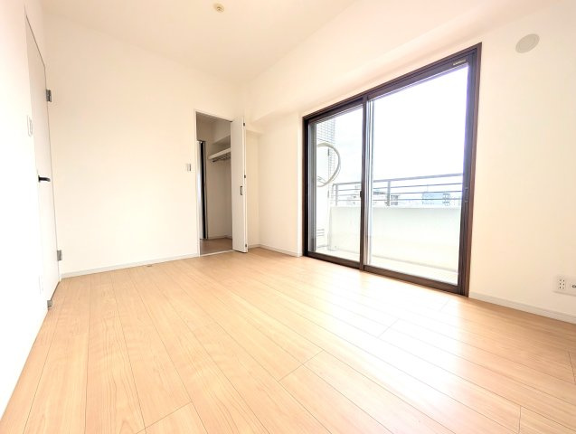 東側中部屋。全居室二重サッシになっているため断熱効果も期待でき、エアコンなどの光熱費も節約できそう♪